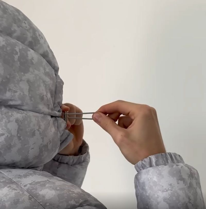 Piumino invernale da uomo con stampa geometrica, cappotto corto spesso con cappuccio, imbottitura in piumino d'anatra bianca all'80%, rivestimento in poliestere leggero (nero, grigio)_voghion.com