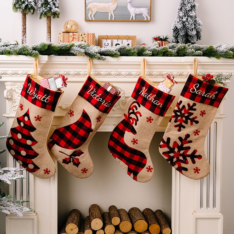 Suministros de decoración navideña Calcetines navideños a cuadros rojos y negros Calcetines navideños de lino con copos de nieve Bolsa de regalo grande_voghion.com