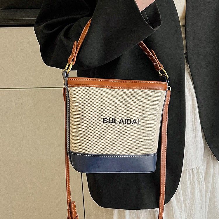 2025 Neue modische Patchwork-Beuteltasche im Farbblock-Stil mit gestickten Buchstaben für Damen_voghion.com