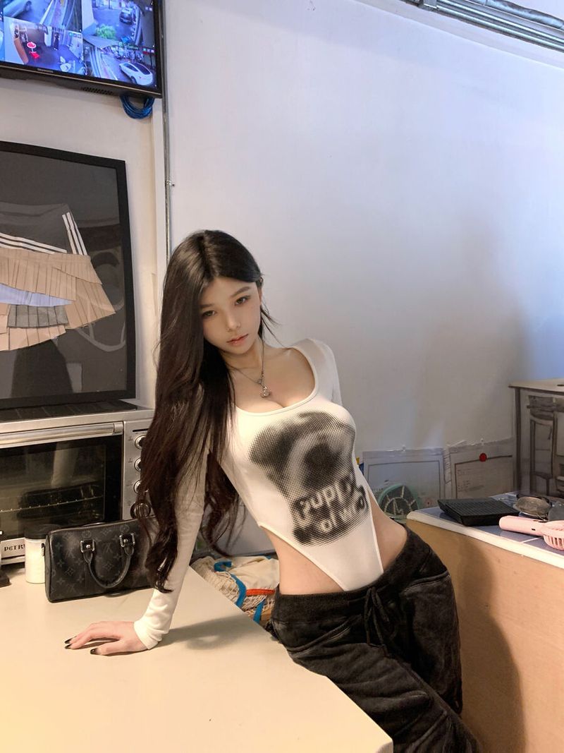 Temptation Weißes schulterfreies Langarm-T-Shirt für Damen im amerikanischen Stil, würziges Mädchen, schmale Passform, einteiliges süßes, cooles Oberteil_voghion.com