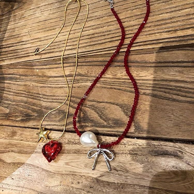 Collana con ciondolo in acrilico rosso e argento con superficie tagliata e perline fatte a mano, con perline barocche bianche, per donna_voghion.com
