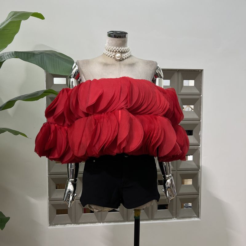 Kadın Giyim Moda Gösterisi Stili Düşük Kesimli Straplez Kısa Üst ve Düz Renk Streç Şort Takımı - Nefes Alabilir Polyester, Rahat Kesim (Beyaz/Kırmızı/Siyah)_voghion.com
