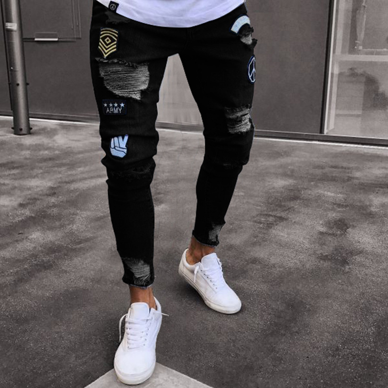 Enge Herrenjeans mit aufgestickten Löchern und schmalen Hosenbeinen_voghion.com