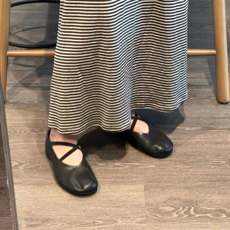 Scarpe singole Mary Jane basse in vera pelle di vacchetta, morbide, nere, con punta tonda e incrocio piatto, per donna_voghion.com