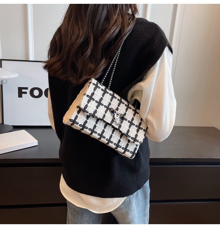 Xiaoxiangfeng Licht Luxus Wolle für Frauen 2023 Neue Trendy Mode Kette Textur Einzelnen Schulter Crossbody Kleine Quadratische_voghion.com