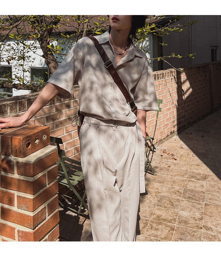 Completo casual da ufficio ispirato: camicia a maniche corte con spalle scese e pantaloni dritti e comodi, leggero misto poliestere-lino per l'estate_voghion.com