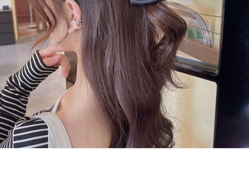 Haarspange mit Schleife, Temperament, Perle, große Schleife, Premium-Haifisch-Clip, Kopfbedeckung, Haarnadel am Hinterkopf einer Frau_voghion.com