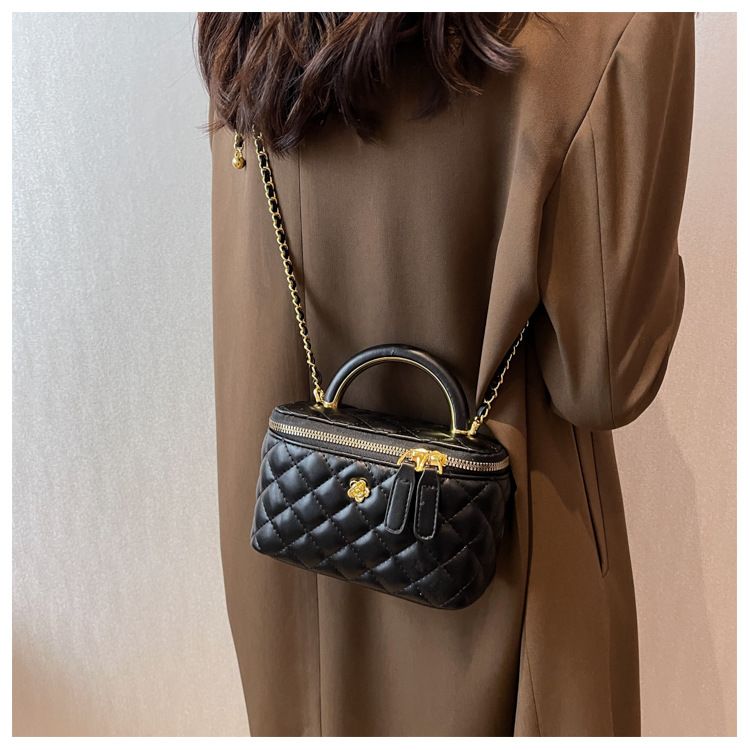 Ins Chain Mode för kvinnor 2024 Ny Lingge mångsidig trendig stil Crossbody Box Handhållen liten fyrkantig väska_voghion.com