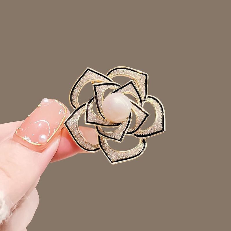 Spilla a forma di camelia cava, design raffinato e sofisticato, stile piccolo e profumato, accessori semplici, da donna_voghion.com
