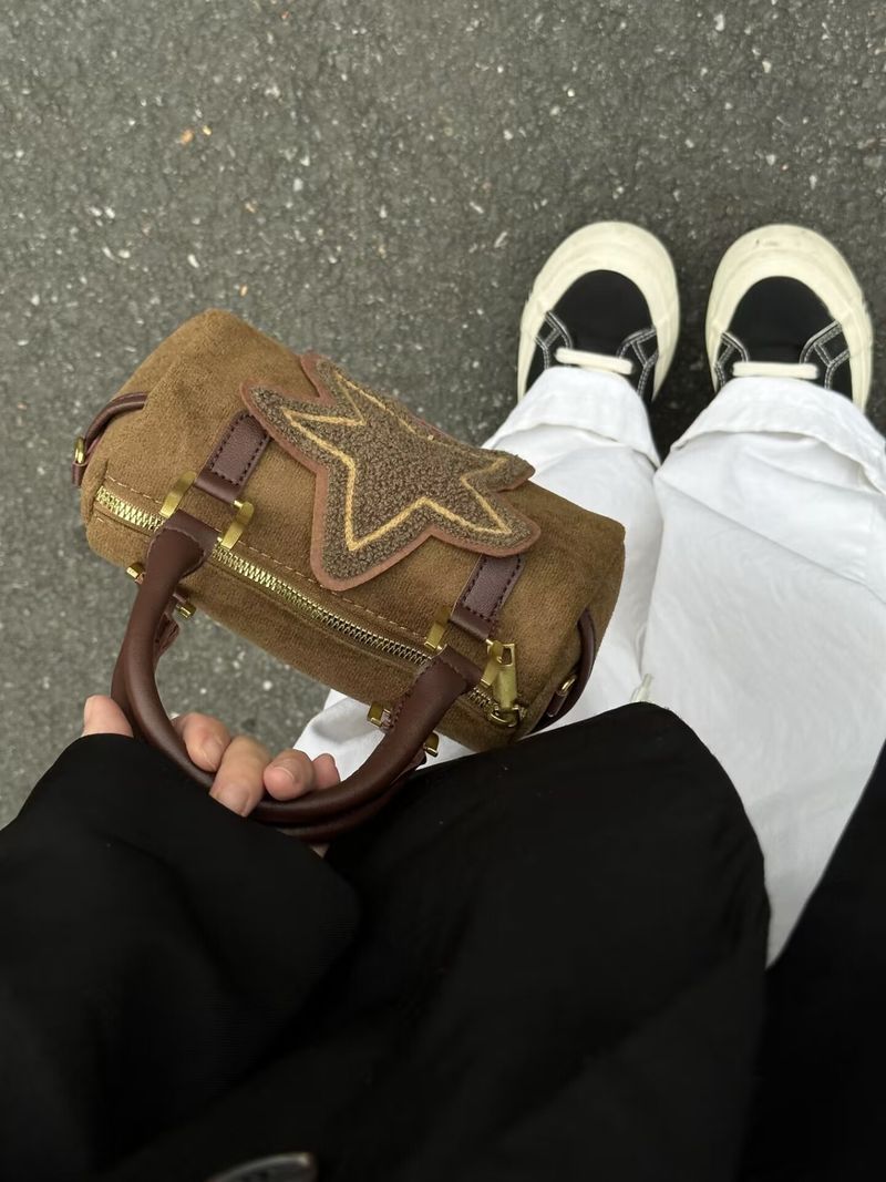 Originele Retro Suède Zoete Coole Crossbody Kleine Tas Schattig Veelzijdig Niche Ontwerp Dames Tas Kussentas Bruine Kleine Vierkante Tas_voghion.com