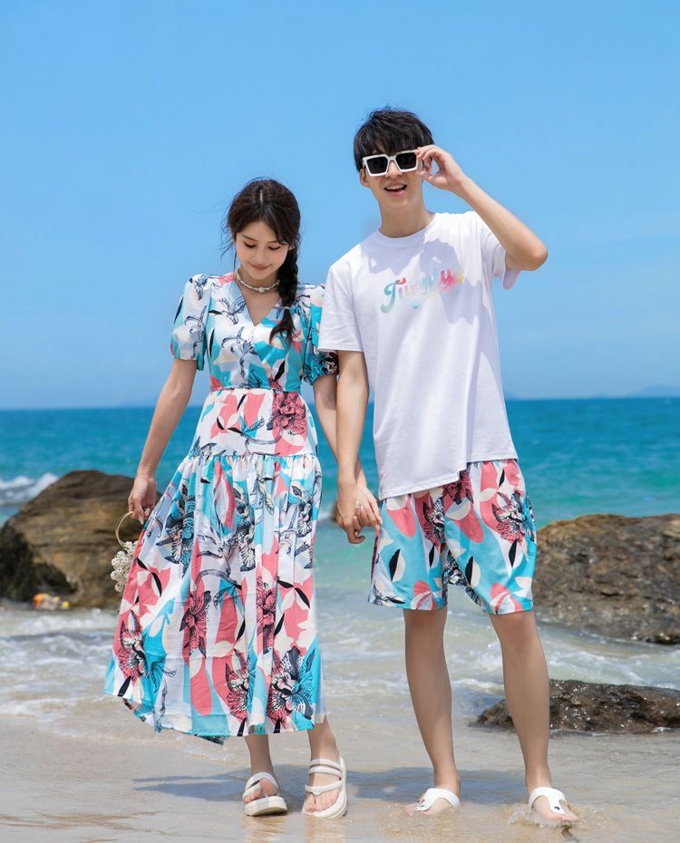 Familienkleidung, Familienkleid, Sommerkleid, eine dreiköpfige Familie, Mutter- und Tochterkleid, Reise-Urlaub, Strand-Set_voghion.com