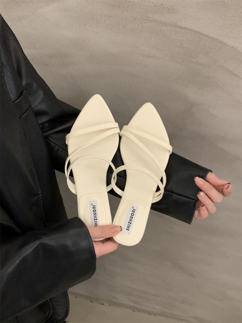 Sandali neri a nicchia piccoli per abbigliamento da esterno da donna, estate 2025, nuovi sandali con cinturino sottile, fondo piatto e punta in stile francese_voghion.com