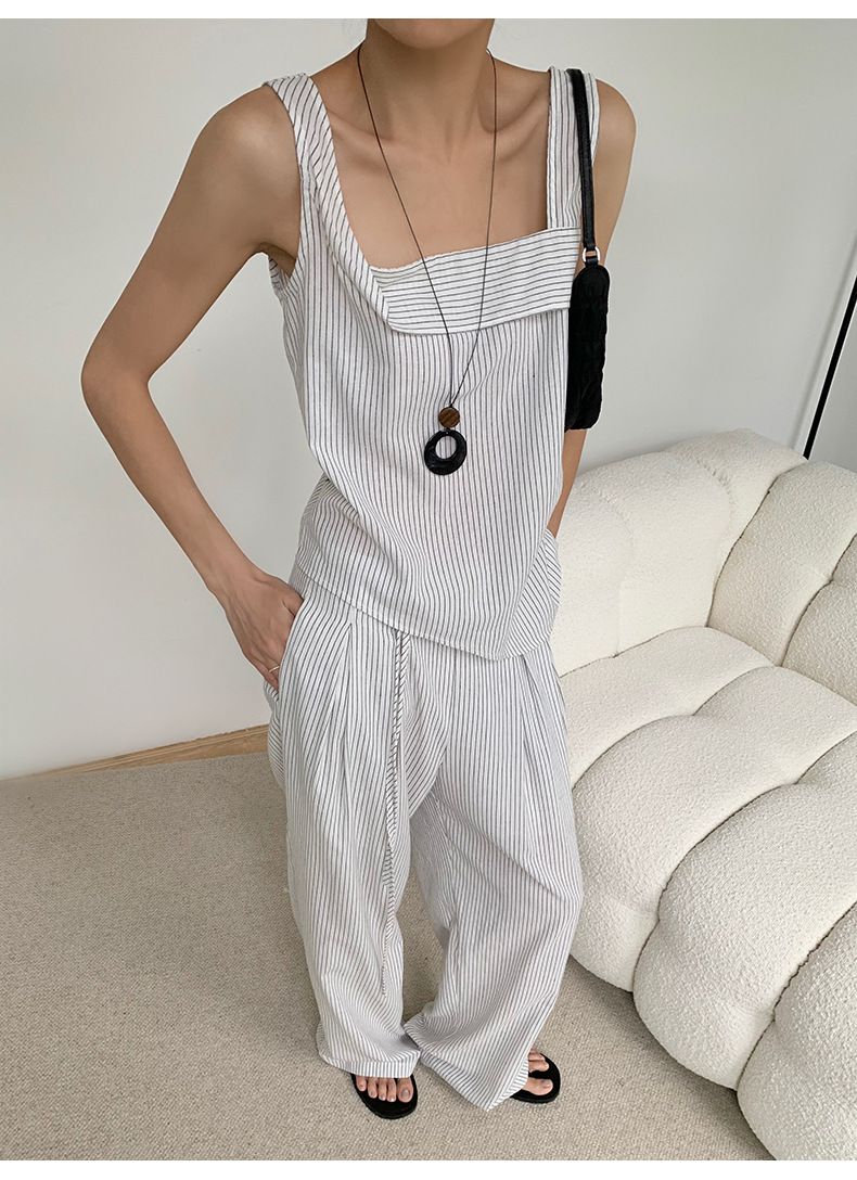 Completo composto da top senza maniche asimmetrico in stile francese e pantaloni a gamba larga in lino a vita alta - Completo estivo casual a righe per donna_voghion.com