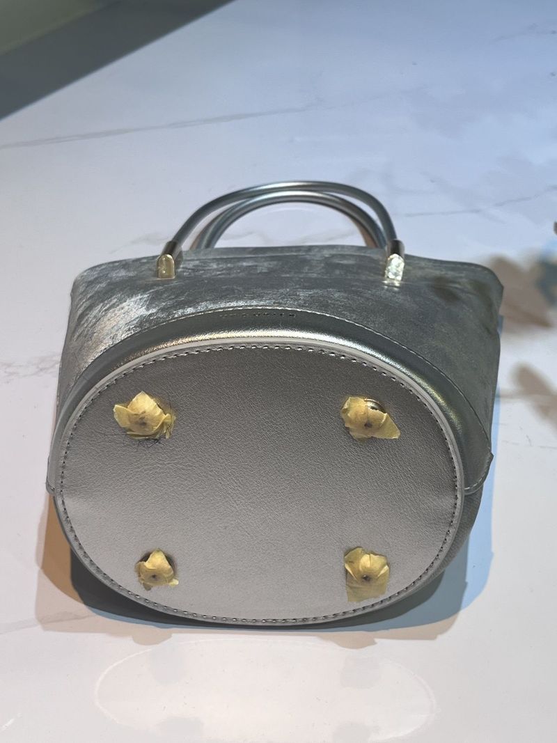 La nuova borsa 2024 è versatile ma versatile, con catena a tracolla e secchiello in velluto a spalla singola per_voghion.com