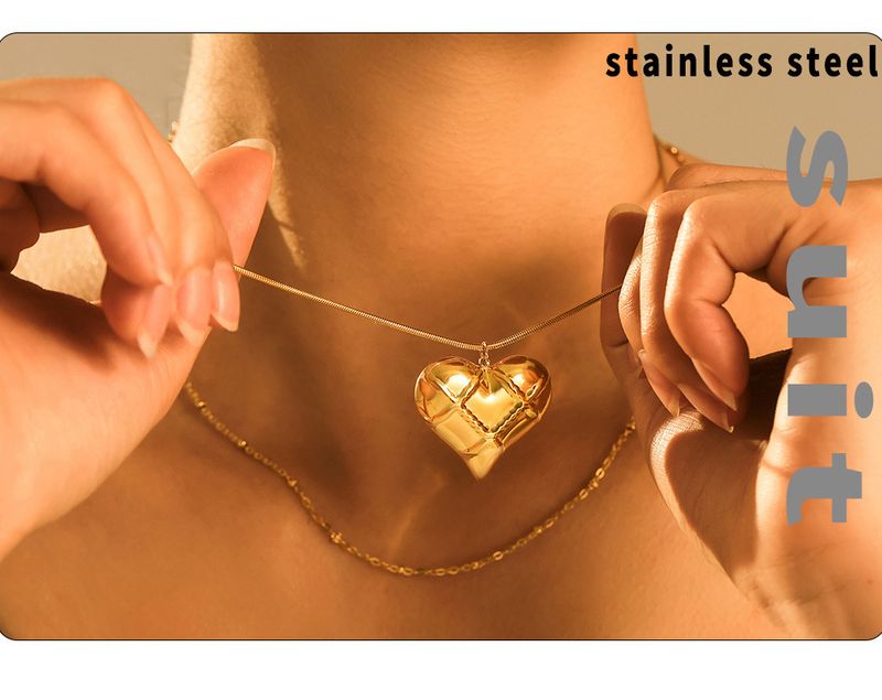 Hollow Plaid Heart-shaped Pendant Necklace Made Of Stainless Steel PVD Vacuum Layered, High-end Clavicle Chain_voghion.com