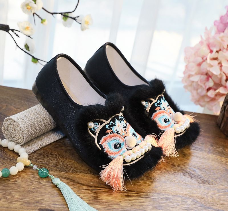 ShoeGlobe 2025 Neue flache Schuhe im chinesischen Stil, Retro-Ethno-Design, bestickt mit Tigerkopf-Motiv für Damen_voghion.com