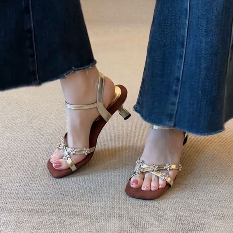 Roupas femininas, Elegantes e de Alta Qualidade, As Mais Indicadas para o Verão, Com Saia Cento e Um, Sapatos Finos de Salto Alto_voghion.com