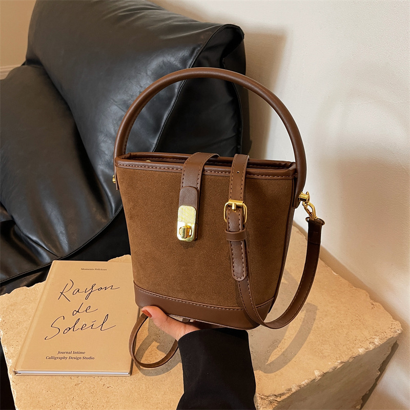 Secchiello smerigliato da donna autunnale e invernale con un senso di lusso, grande capacità, temperamento a tracolla con una spalla,_voghion.com