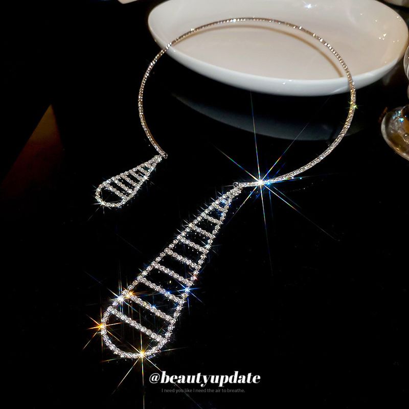 Collana con nappa a goccia d'acqua rotonda tempestata di diamanti, collana con un temperamento di personalità cool, catena per clavicola,_voghion.com
