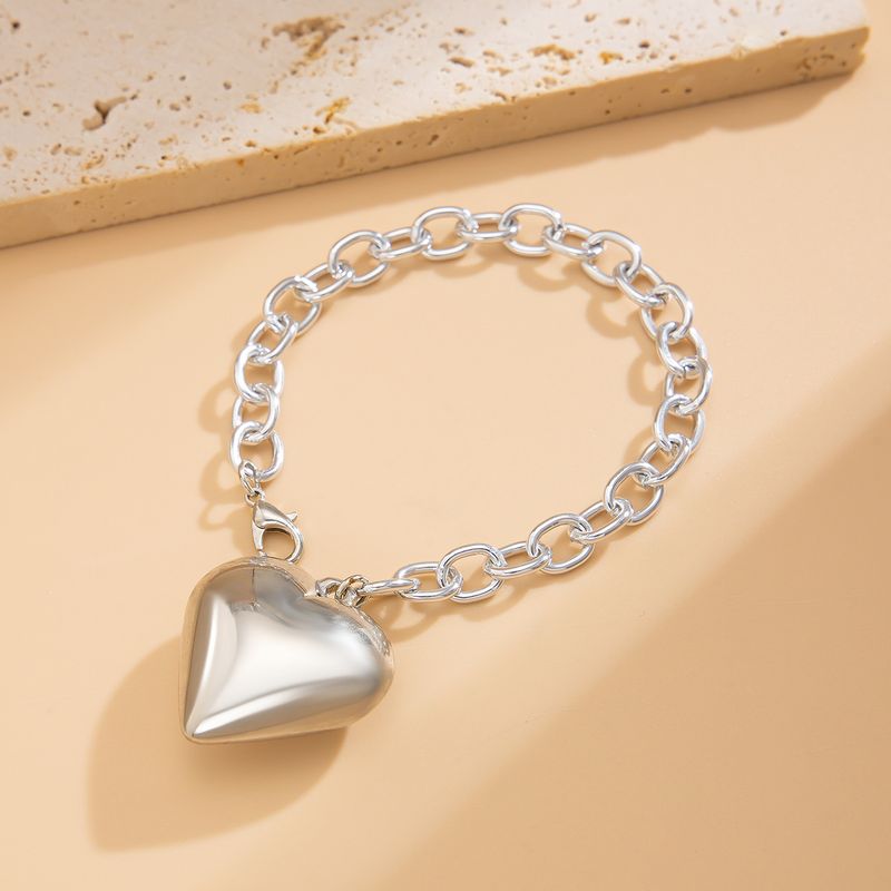 Collana da donna Collana dorata Collana con ciondolo Collana con ciondolo a forma di cuore in metallo dorato Collana con ciondolo a forma di cuore in stile casual Versatile catena per clavicola in acrilico_voghion.com