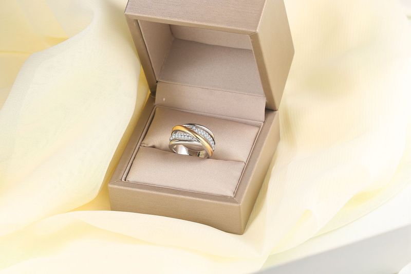 Anel feminino elegante e exclusivo com zircônias galvanizadas e separadas por cores incrustadas_voghion.com