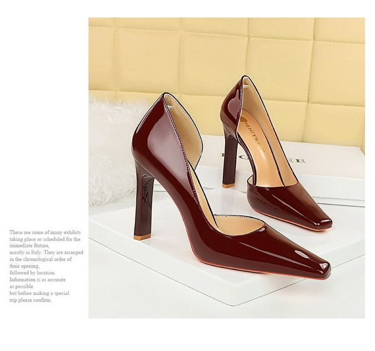 Damenschuhe mit dicken Absätzen, superhohen Absätzen, Lackleder und flacher, seitlich ausgehöhlter quadratischer Spitze_voghion.com