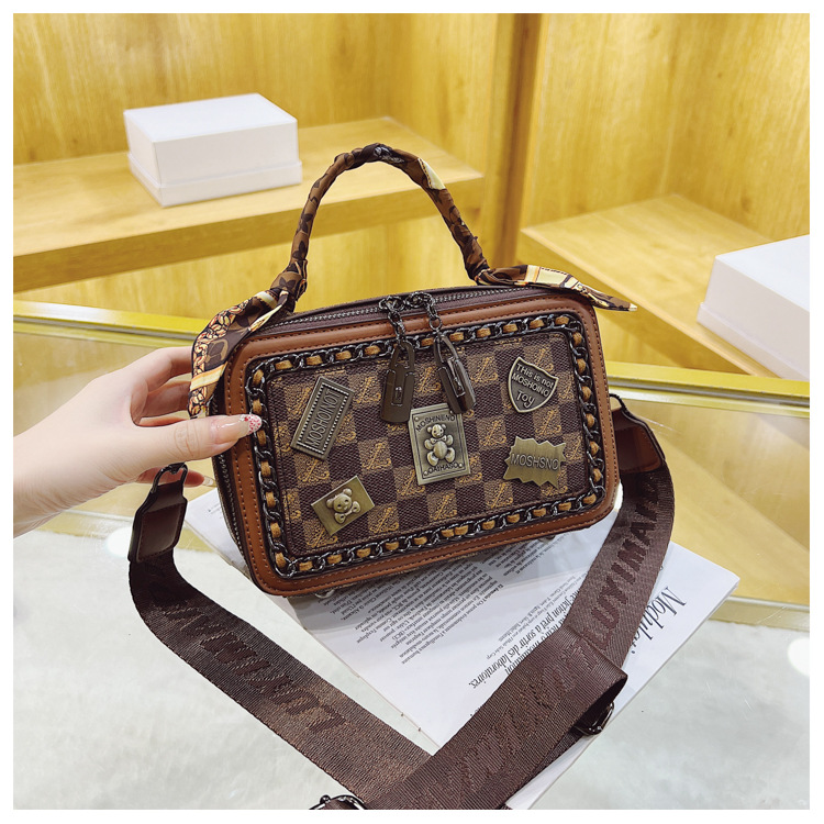Borsa da donna Borsa quadrata piccola portatile stampata di nuova moda 2023 da donna, Borsa con scatola per badge con orso, Borsa a tracolla versatile Sciarpa Colore casuale_voghion.com