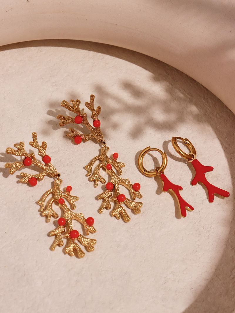 Damenschmuck – Einzigartige, unregelmäßige, vom Ozean inspirierte, korallenrote Muschelperlen-Ohrhänger, 18 Karat vergoldeter Edelstahl, geometrisches Design_voghion.com