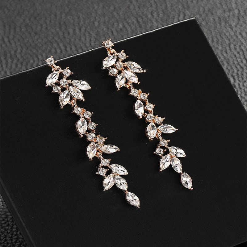 Orecchini alla moda, orecchini lunghi con nappe e zirconi, orecchini femminili, tendenza, luce, lusso, orecchini di nicchia, orecchini di celebrità in rete_voghion.com