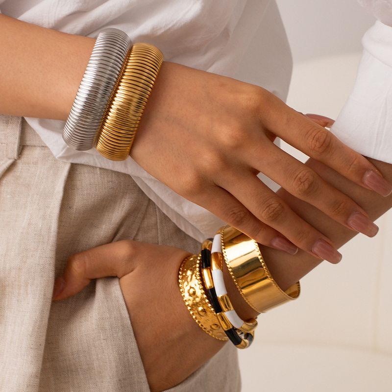 Luxe léger, tempérament, acier titane avec un design d'ouverture de niche, bracelet d'huile goutte à goutte en or noir et blanc haut de gamme_voghion.com