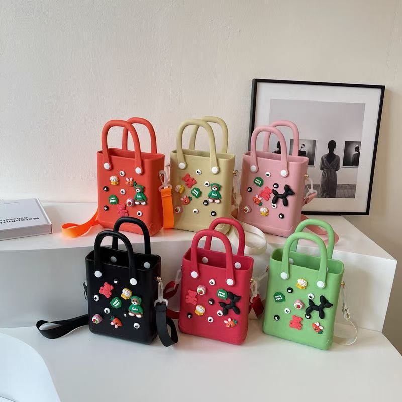 2025 Nuovo design di nicchia Elegante foro Cartone animato Carino secchiello portatile Versatile borsa a tracolla in gelatina_voghion.com