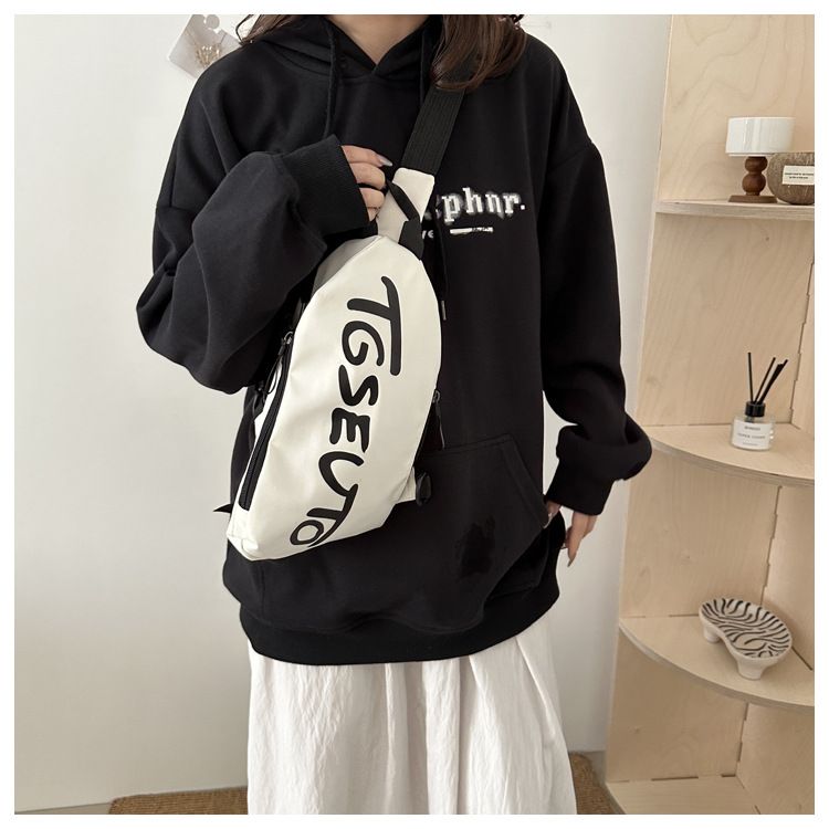 Borsa da petto alla moda con borsa a tracolla multifunzionale stampata con lettera da uomo e da donna Borsa a tracolla diagonale giapponese Borsa casual di tendenza da strada_voghion.com