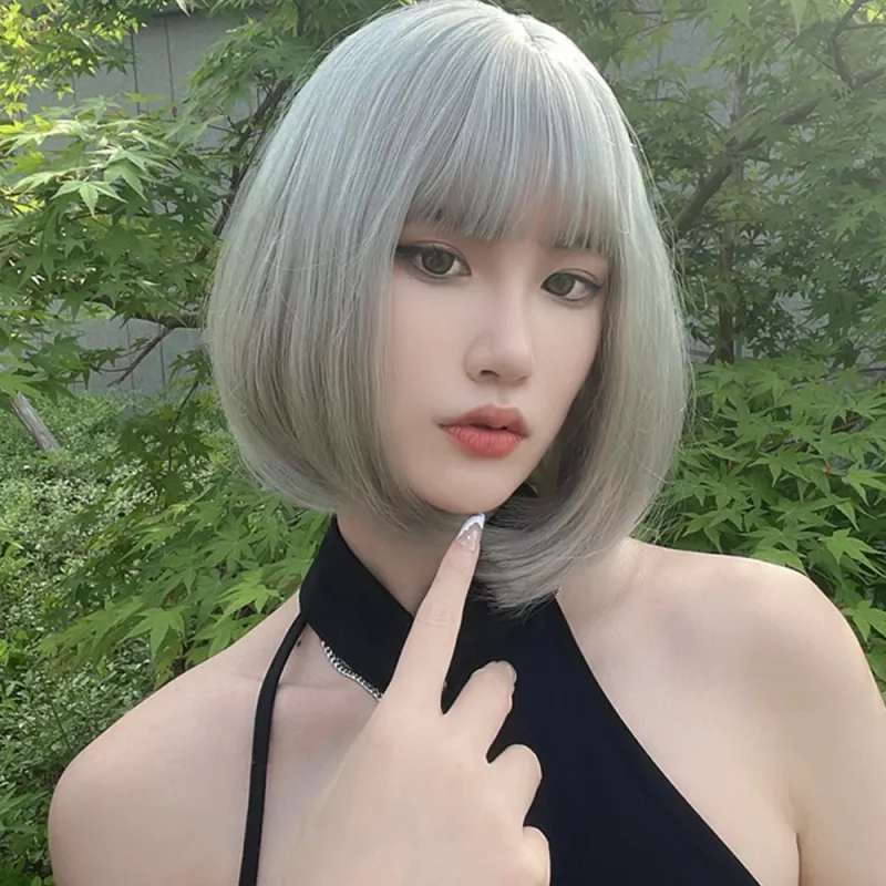 Vruće prodavana siva bob sintetička prirodna kosa s pahuljastim šiškama za žene kratke ravne perike otporne na toplinu svakodnevna cosplay perika_voghion.com