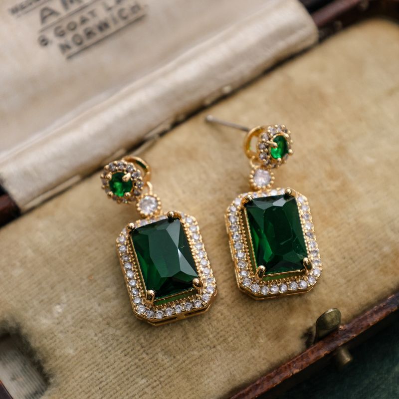 Set di gioielli da donna in stile vintage con cristalli verdi intarsiati: catena regolabile per maglione, collana con ciondolo, orecchini e anello leggero di lusso_voghion.com