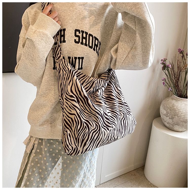 Borsa a tracolla da pendolare con stampa leopardata in velluto estivo e semplice stampa zebrata_voghion.com