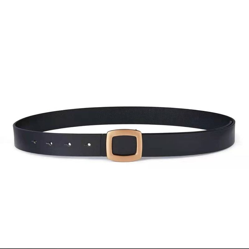 El nuevo cinturón de piel auténtica sin capas para mujer es versátil y minimalista, con un cinturón de mezclilla informal._voghion.com
