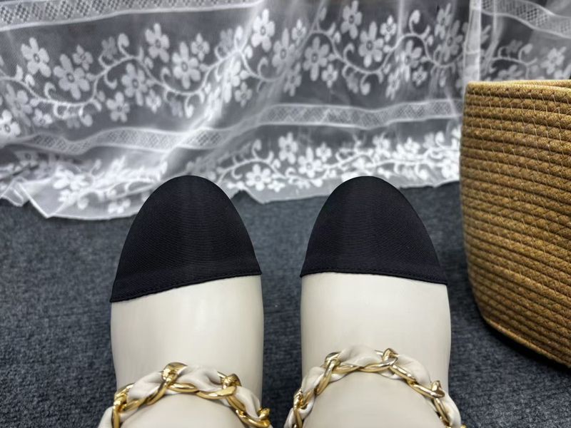 2025 Xiaoxiang New Product Flip Big Chain Thick Heel Trousers Boots Leather Short Boots High Heel Short Boots Fashion Boots Women's Boots_voghion.com