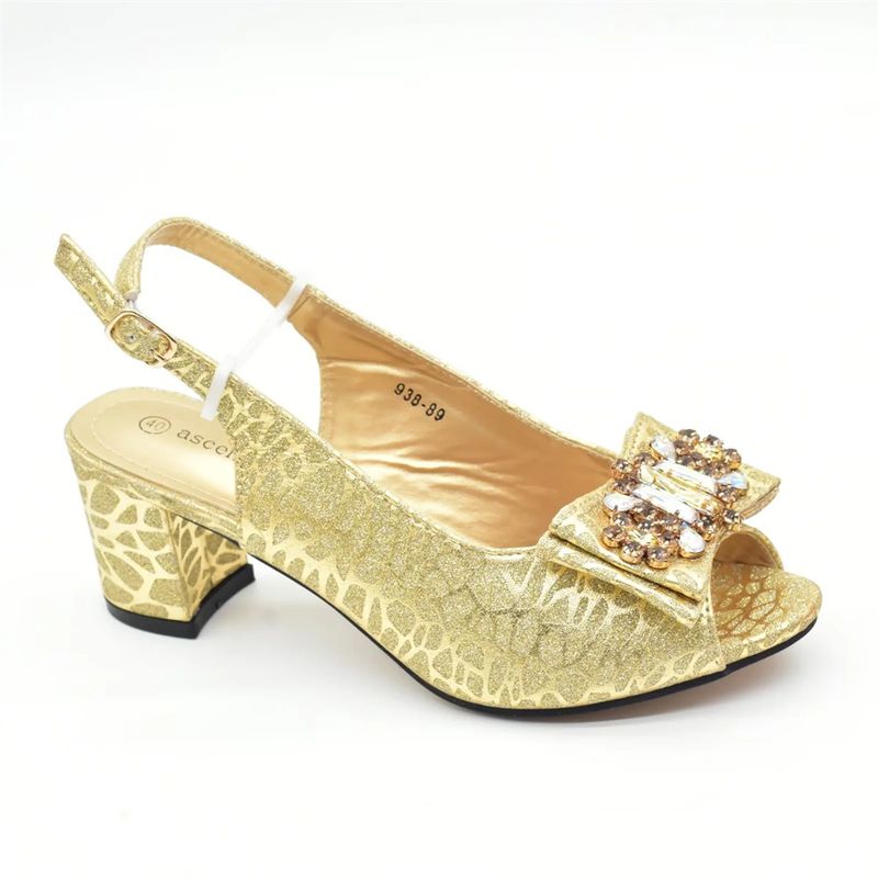 Dinnerparty mit Sandalen mit Schleife und Handtasche für jeden Tag_voghion.com