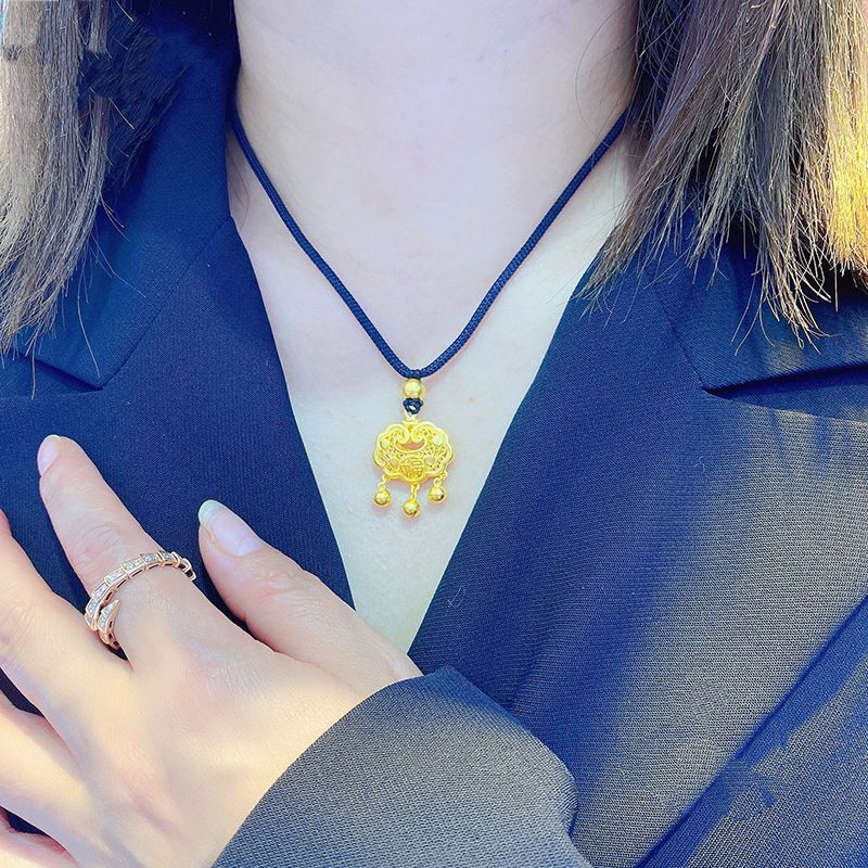 Negozio di oro con carattere fortunato cavo lunga vita lucchetto sabbia collana oro donna campanella perline scatola clavicola piccolo ciondolo lucchetto oro_voghion.com