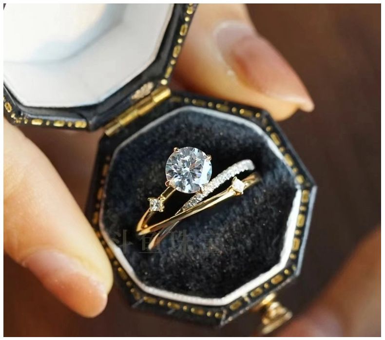 Naujas keturių nagų inkrustuotas žiedas su žvaigždės formos sterlingo sidabro ir aukso spalvų atskyrimu moissanite imituotas moteriškas deimantinis vieno karato žiedas_voghion.com