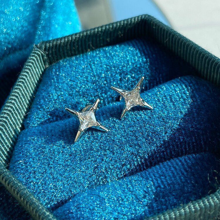 Funkelnde vierzackige Sternknochen-Titanstahl-Helix-Zirkon-Mini-kleine exquisite Ohrstecker-Nischendesign-Ohrringe_voghion.com