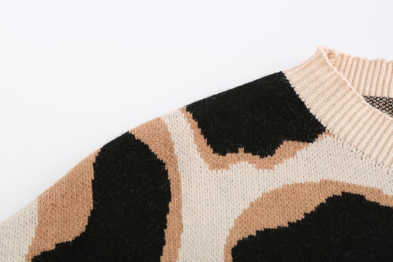 Completo da donna con pantaloncini in maglione a maniche lunghe con stampa leopardata_voghion.com