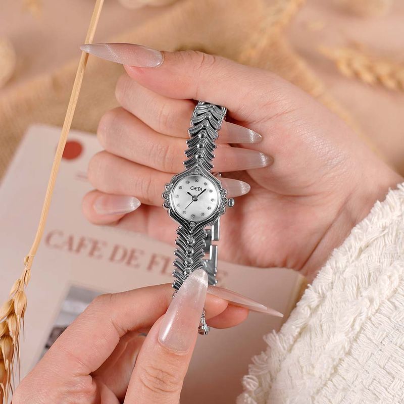 Damen-Quarzuhr, modische Armbanduhr mit Diamanten, Perlmutt-Hilfszifferblatt, Fischschwanzarmband, luxuriöses Design_voghion.com