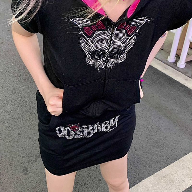 Gothic Y2k Streetwear Hoodie mit Totenkopf-Strassdetails – Edgy Zip-Sweatshirt für Damen in Schwarz, Pink & Grau_voghion.com