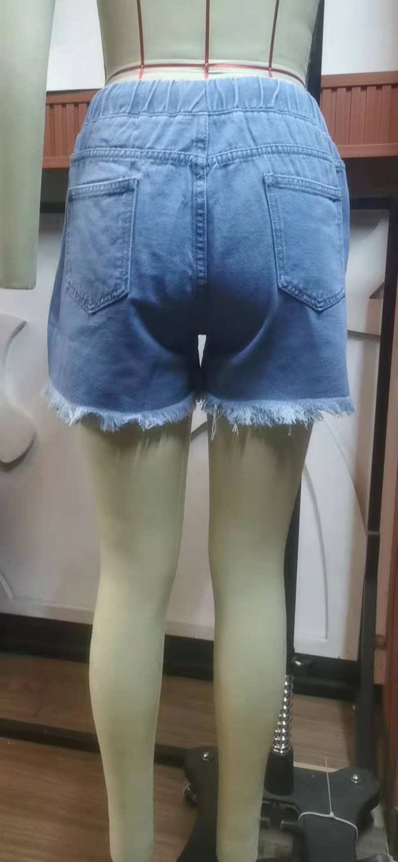 Gli abiti da donna mostrano pantaloncini casual in denim con elastico in vita sottile_voghion.com