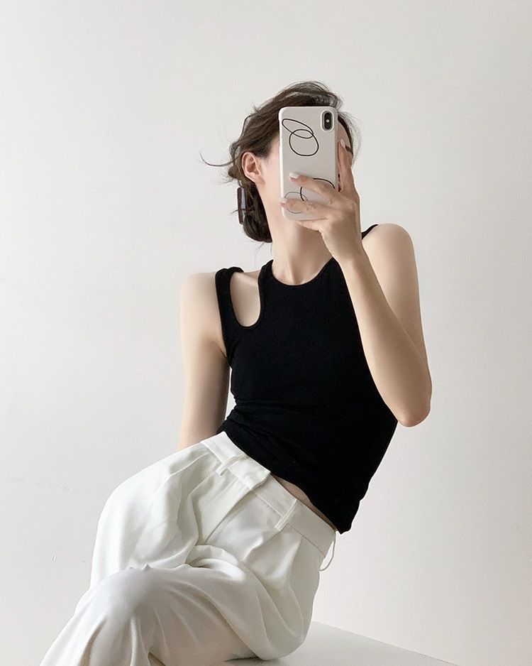 Zwart gebreid vest voor dames in de zomer, asymmetrisch hol mouwloos vest, niche design gevoel, zorgvuldige machinale onderkant_voghion.com