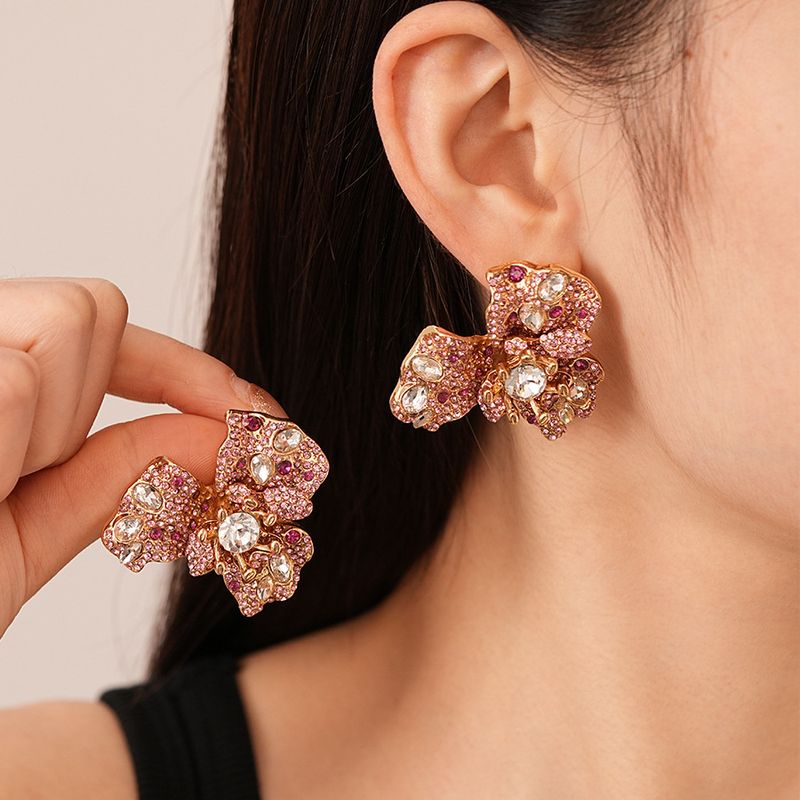 Orecchini a bottone in argento con petali tridimensionali incastonati con diamanti retrò, temperamento di lusso leggero alla moda, orecchini di alta gamma_voghion.com