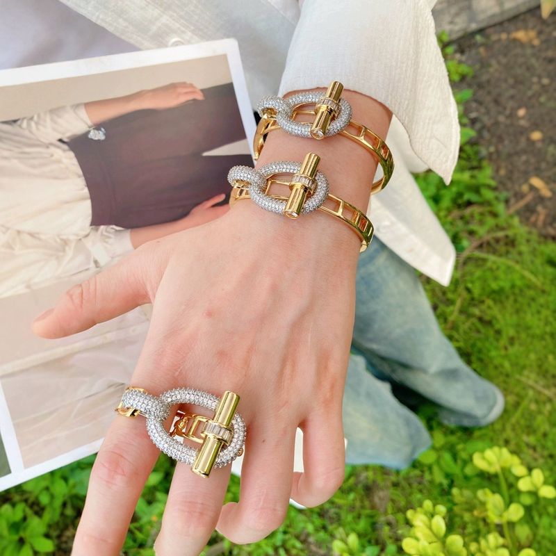 Nuovo anello con bracciale liscio di lusso leggero con zirconi intarsiati in rame della serie OT con barra orizzontale_voghion.com
