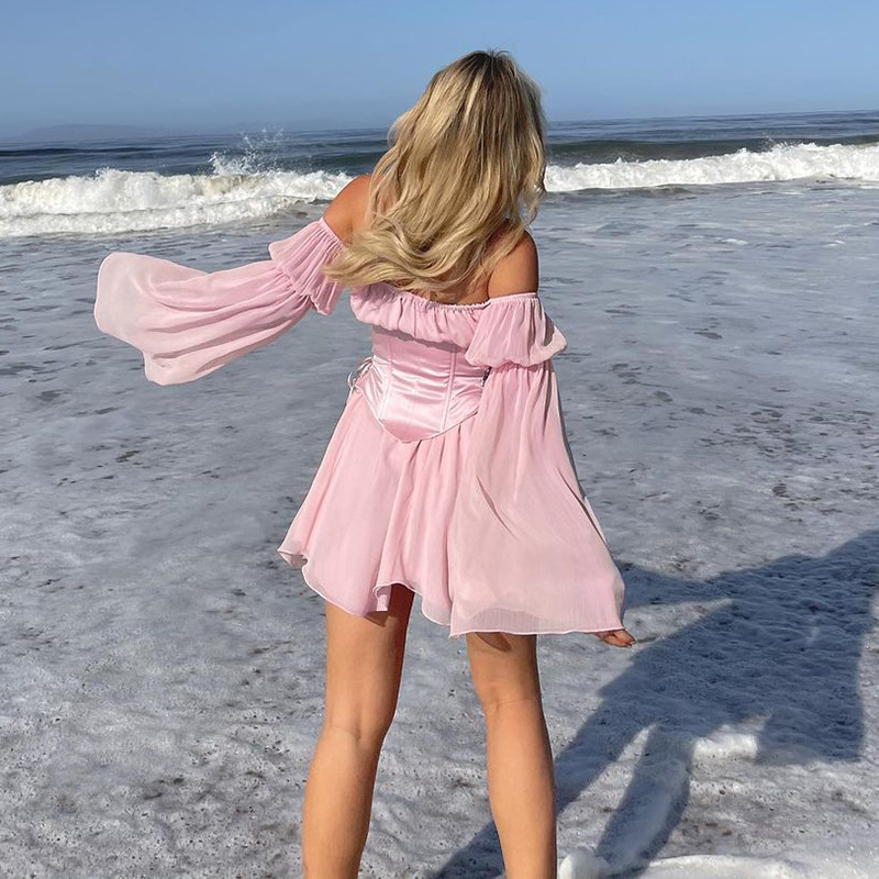 Schmal geschnittenes Damenkleid mit Taillengürtel und ausgestellten Ärmeln_voghion.com