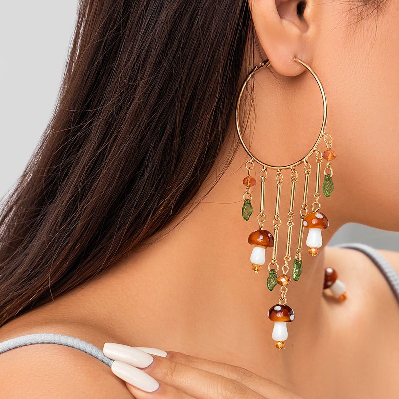 Orecchini da donna in oro, orecchini con grandi cerchi esagerati e pendenti con nappe, orecchini versatili in stile etnico a forma di foglia di fungo._voghion.com